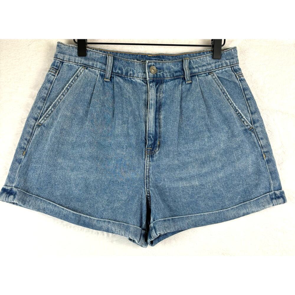 American Eagle Mom Shorts Women's Size 8 in Medium Wash